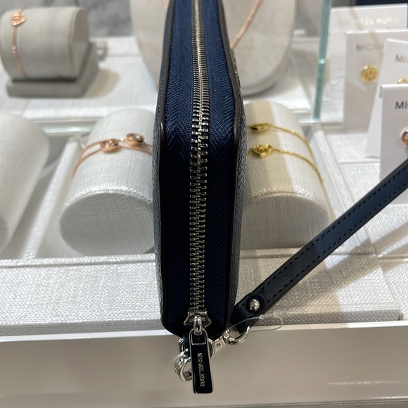 MICHAEL KORS LARGE TRAVEL CONTINENTAL WRISTLET WALLET NAVY BLUE COLOR
NWT - Picture 4 of 16